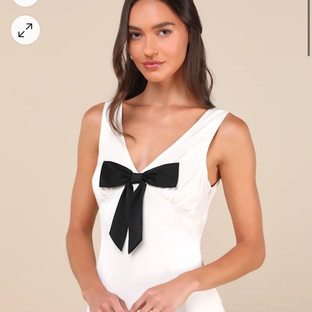 Elegant White Dress with Black Bow - Picture 2 of 3